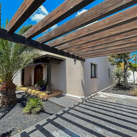 Villa House Boho Palm With Private Heated Pool And Garden, 3 Bedrooms, Wi-fi Corralejo